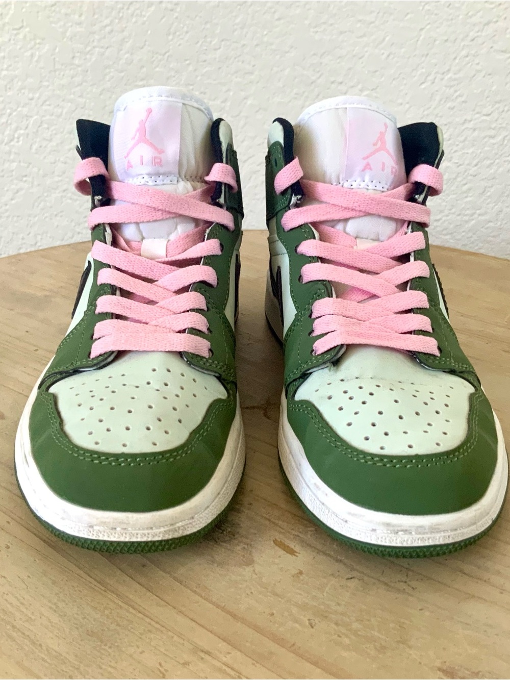 Women's Air Jordan Retro 1 Mid SE Casual Shoes - Picture 2 of 8
